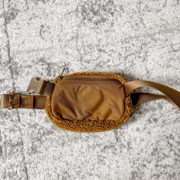 dog travel duffel bag reusable dog organizer bag NWT LULULEMON Everywhere Belt The Index Tag Size:14.5 M / 16 W